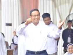 Capres 01 Anis Baswedan Tunaikan Hak Suara Nyoblos di TPS 60 Lebak Bulus