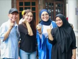 Ayu Ting Ting Tolak Golput, Bersama Keluarga Coblos di TPS 010 Mekar Jaya, Sukmajaya Depok