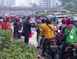 Aktris Film Hanisah Halim Dampingi Aktor Laga Herdi Khiladi Berbagi 300 Takjil Untuk Berbuka Puasa