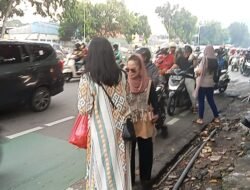 PJSI dan Jurnalis Media Satu Warna Bagikan Takjil Untuk Pengendara di Mampang Prapatan