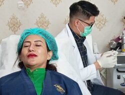 Intan Louis Jalani Perawatan Wajah di Klinik d’Elegance