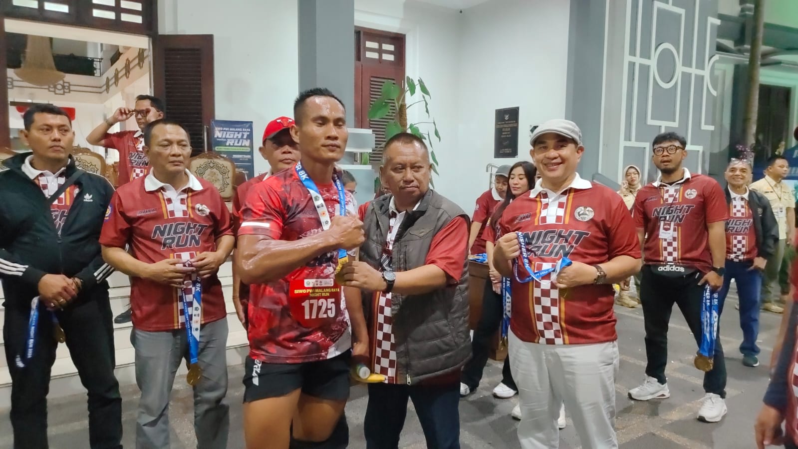 Ketum PWI Pusat Zulmansyah Sambut Pelari SIWO PWI Malang Raya Night Run