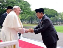 Menhan Prabowo Dampingi Presiden Joko Widodo dalam Kunjungan Paus Fransiskus di Istana Merdeka