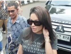 Nikita Mirzani Bersama Fahmi Bachmid, Laporkan Oknum Pengacara di Sentral Pelayanan Kepolisian Terpadu Polda Metro Jaya