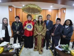 Berkomitmen Dalam Kegiatan Kemanusiaan dan Perdamaian Dunia, Dr. Maya Olivia Rumantir, MA., Ph.D. Diganjar Penghargaan dari WCH