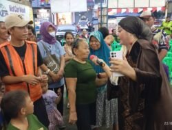 Citra Yunita, Barbie Kumalasari, dan Romi Berbagi Takjil untuk Ojol dan Pemulung di Tengah Hujan
