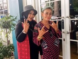 Rina Sosialita Hidupkan Musik 80-an Bareng Oma Rete Rocker