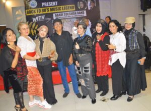 Rina Sosialita Hidupkan Musik 80-an Bareng Oma Rete Rocker