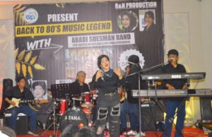 Rina Sosialita Hidupkan Musik 80-an Bareng Oma Rete Rocker