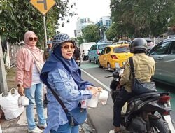 DelapanPlus.com Berbagi Takjil di Bulan Ramadhan: Kolaborasi Humanis Jurnalis Bersama Tantri Kay dan Sabiha Sjarief