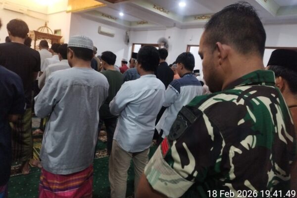 Satgas TMMD dan Warga Sholat Tarawih Bersama di Mushalla Ar Rahman