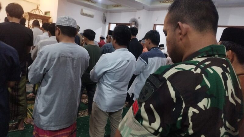 Satgas TMMD dan Warga Sholat Tarawih Bersama di Mushalla Ar Rahman