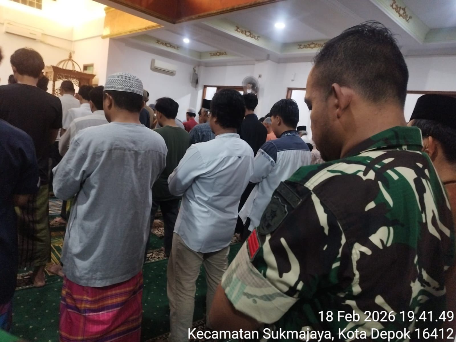 Satgas TMMD dan Warga Sholat Tarawih Bersama di Mushalla Ar Rahman
