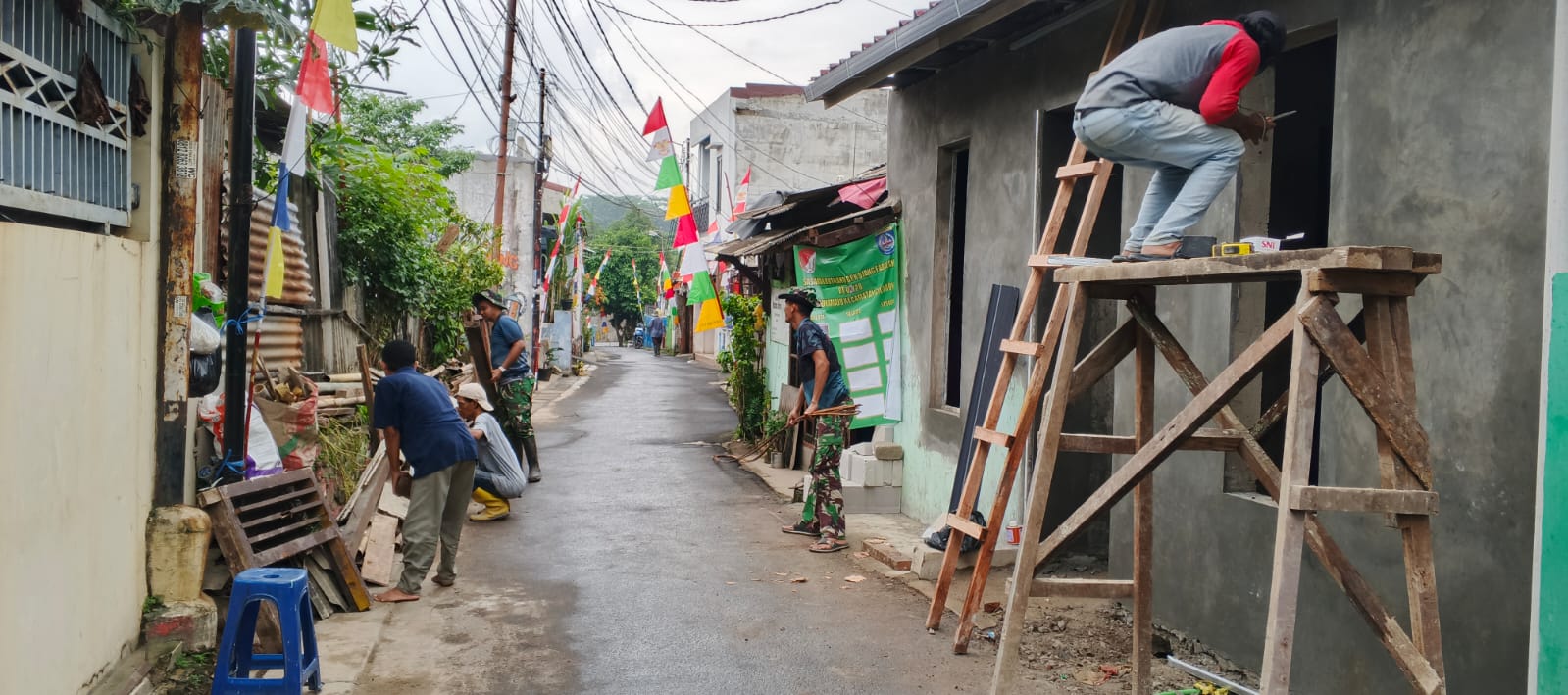 TNI Kebal Cuaca, Rehabilitasi Tiga Rumah di Cilodong Tembus 50 Persen