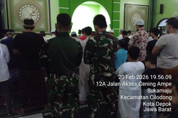 Pererat Silaturahmi, Satgas TMMD Kodim Depok dan Warga Shalat Tarawih Bersama