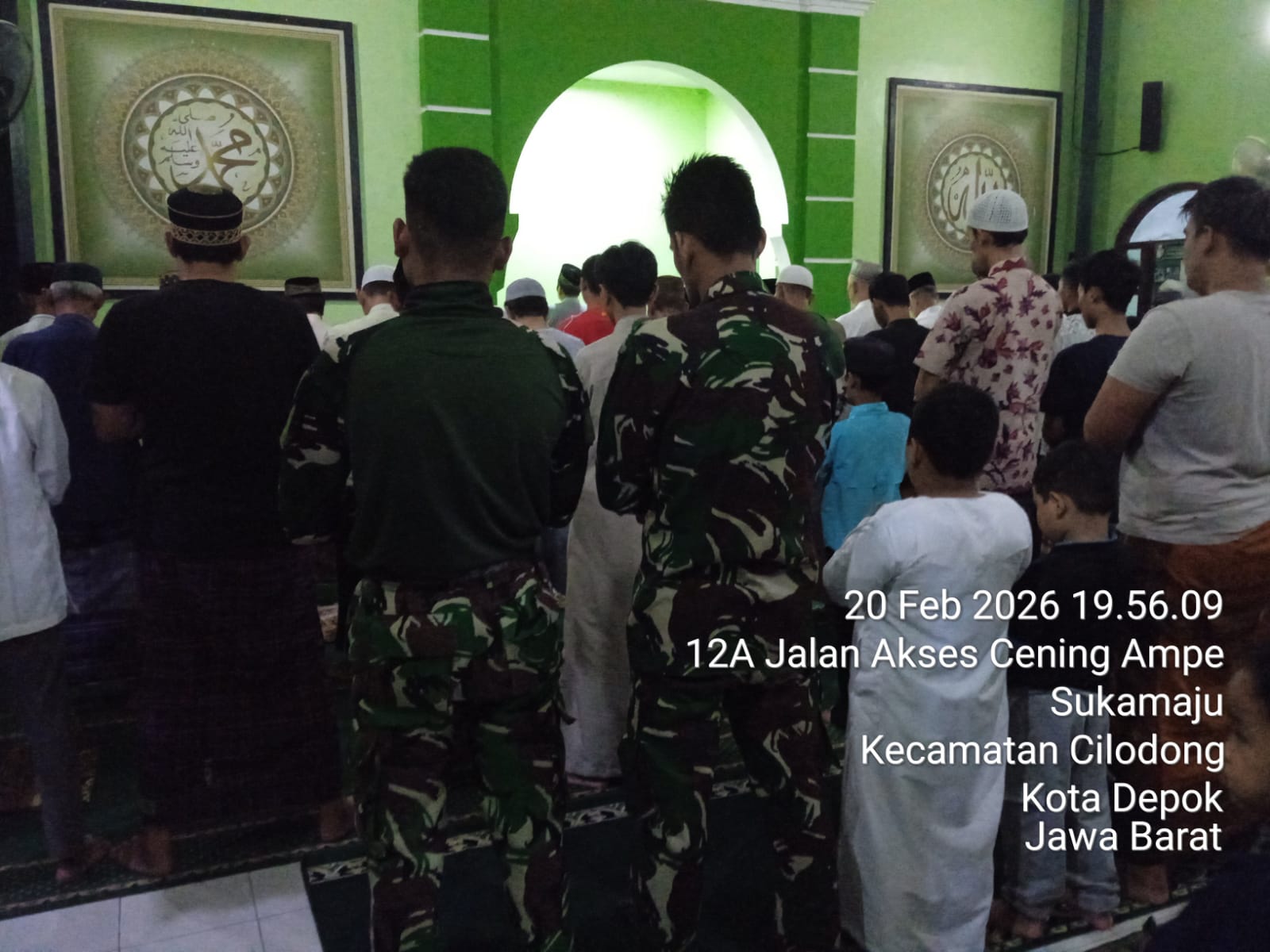 Pererat Silaturahmi, Satgas TMMD Kodim Depok dan Warga Shalat Tarawih Bersama