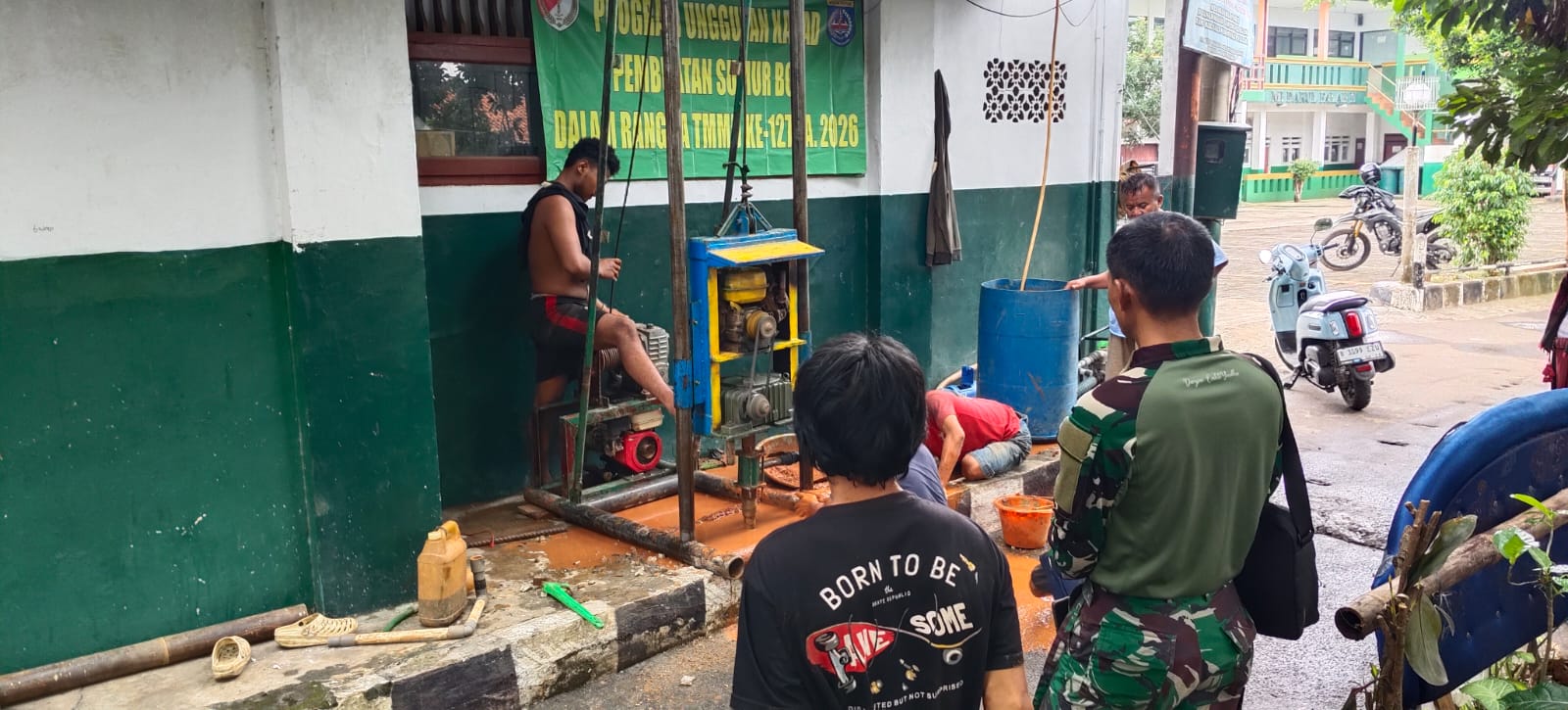 Gerimis Tak Surutkan Progres Sumur Bor TMMD di Cilodong
