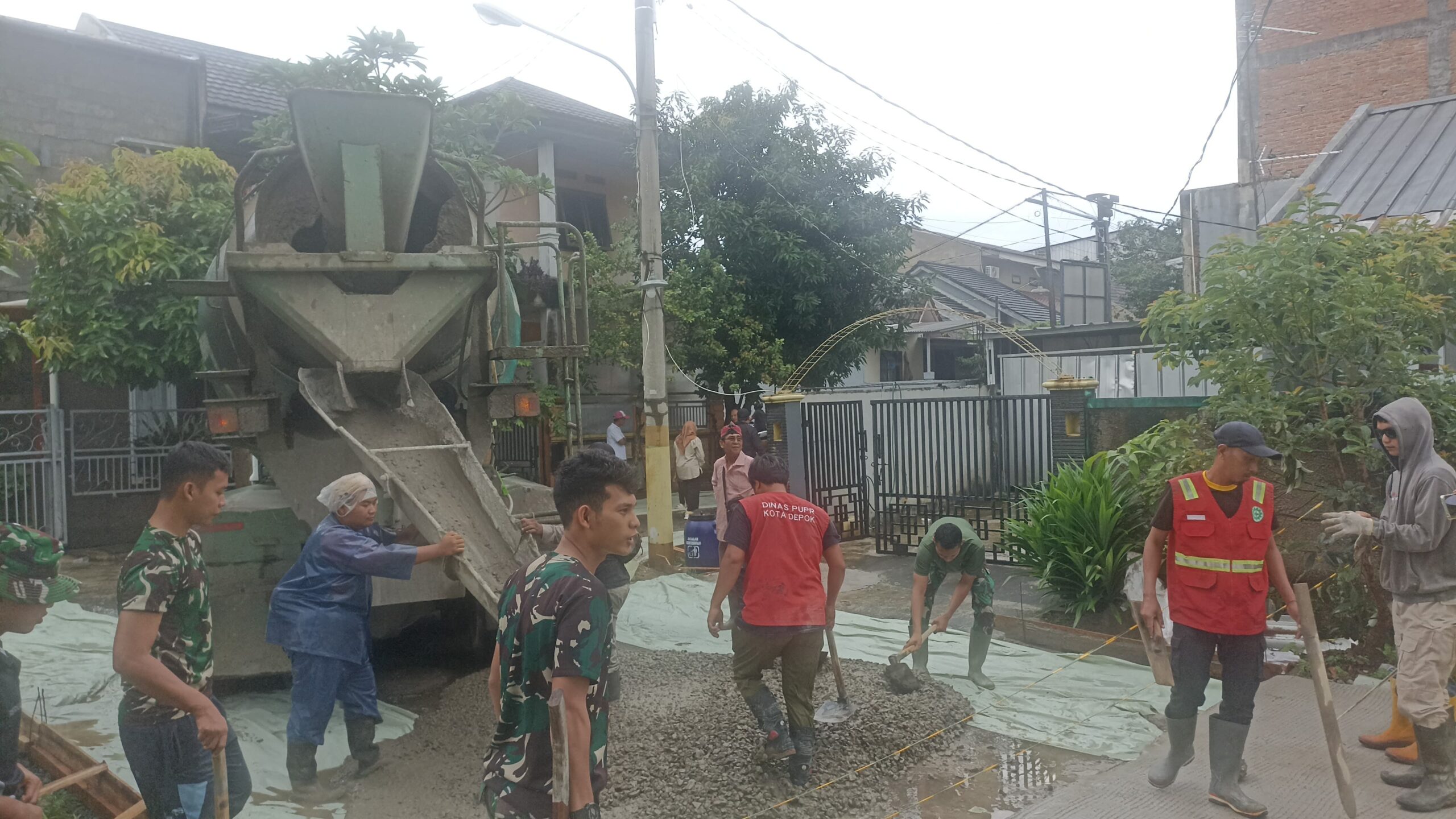 Kolaborasi TNI-Polri dan Warga, Progres Jalan TMMD Depok Tembus 67 Persen