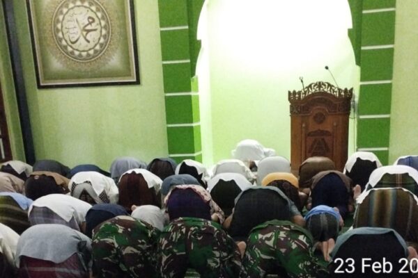 Kebersamaan TNI dan Warga Terjalin di Bulan Ramadan