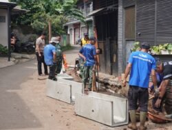 TNI dan Warga Gotong Royong Bangun Saluran Air Permanen di TMMD H+14