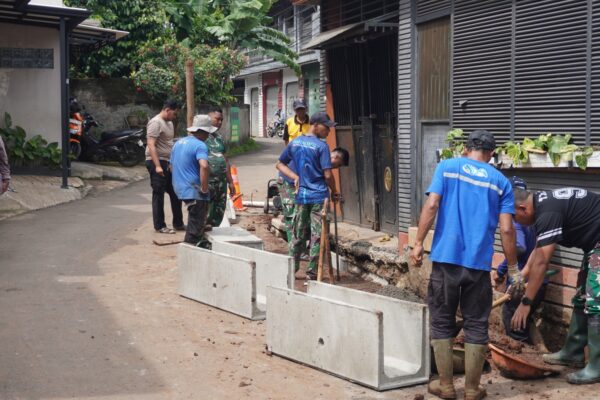 TNI dan Warga Gotong Royong Bangun Saluran Air Permanen di TMMD H+14