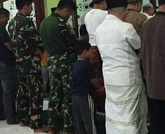 Tak Hanya Bangun Fisik, Satgas TMMD Perkuat Silaturahmi Lewat Tarawih