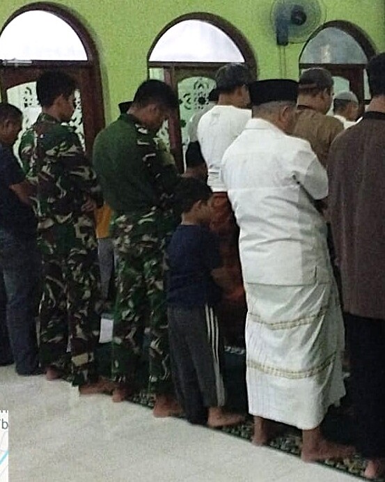 Tak Hanya Bangun Fisik, Satgas TMMD Perkuat Silaturahmi Lewat Tarawih