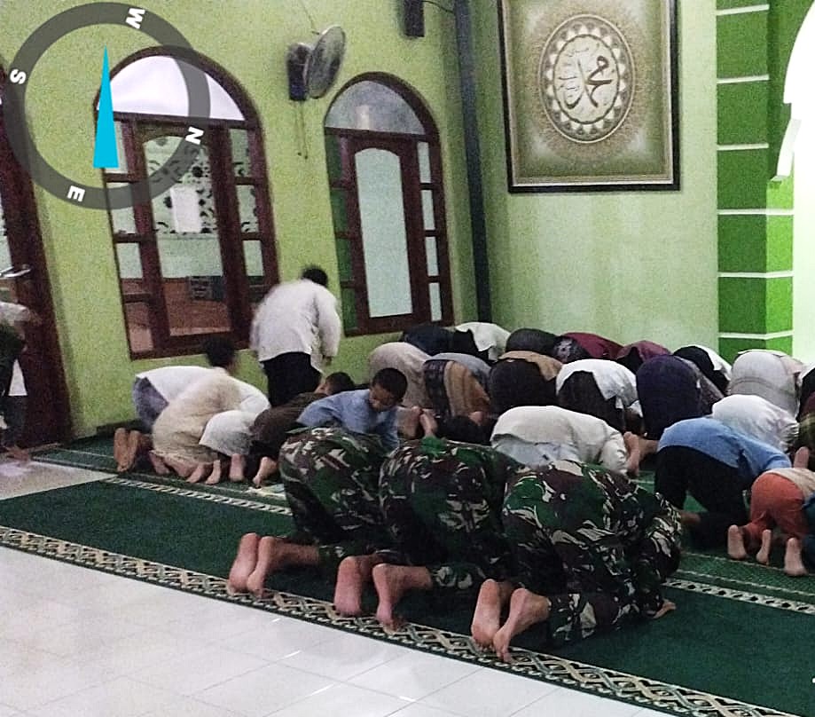 Satgas TMMD ke-127 Depok Pererat Kebersamaan Lewat Tarawih Bersama