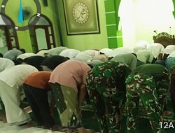 Prajurit TMMD dan Warga Sukamaju Gelar Tarawih Bersama di Masjid Baitul Rahim