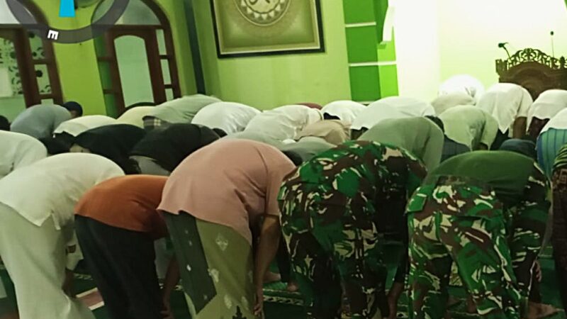 Prajurit TMMD dan Warga Sukamaju Gelar Tarawih Bersama di Masjid Baitul Rahim