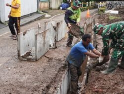 Sinergi TNI dan Warga Wujudkan Drainase Baru di Sukamaju