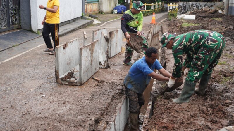Sinergi TNI dan Warga Wujudkan Drainase Baru di Sukamaju