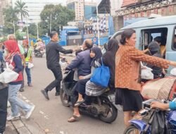 Manajemen Blue Sky Hotel Petamburan Jumat Berkah Bagikan Takjil Gratis Kepada Masyarakat Sekitar