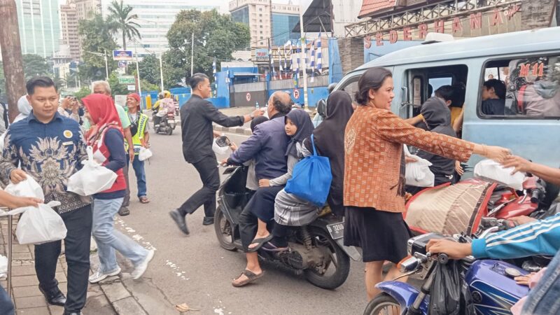 Manajemen Blue Sky Hotel Petamburan Jumat Berkah Bagikan Takjil Gratis Kepada Masyarakat Sekitar