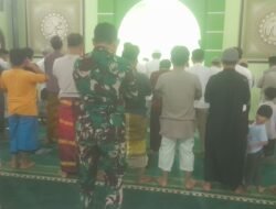 Kebersamaan Ramadan, Prajurit TMMD Shalat Tarawih Bersama Warga Sukamaju