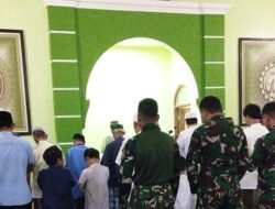 Hangatnya Silaturahmi, Prajurit TMMD Isi Ramadan Bersama Warga