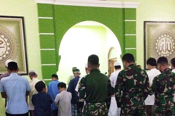 Hangatnya Silaturahmi, Prajurit TMMD Isi Ramadan Bersama Warga