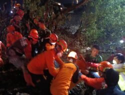 Gerak Cepat Yonarmed 7/BG Bantu Penanganan dan Evakuasi Longsor Gunung Sampah di Bantargebang