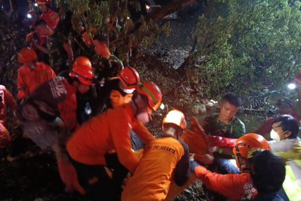 Gerak Cepat Yonarmed 7/BG Bantu Penanganan dan Evakuasi Longsor Gunung Sampah di Bantargebang