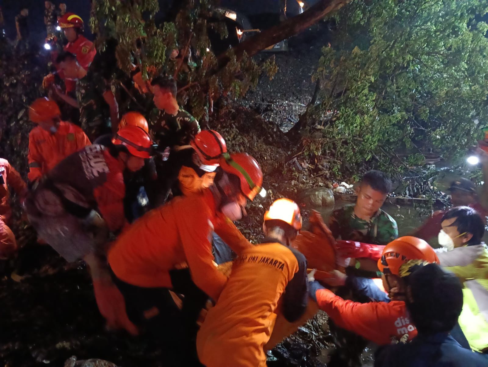 Gerak Cepat Yonarmed 7/BG Bantu Penanganan dan Evakuasi Longsor Gunung Sampah di Bantargebang