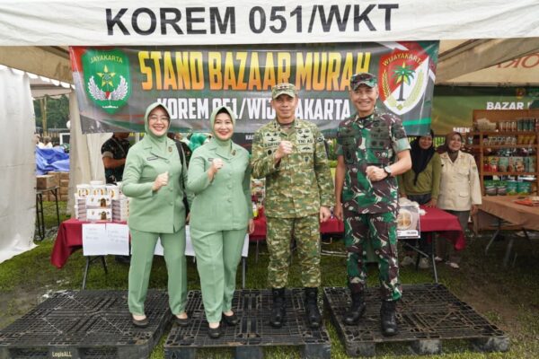 Kodam Jaya Gelar Bazar Ramadan, Pangdam Bagikan Bingkisan untuk Warakawuri