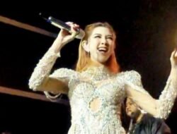 Icha Yang Tampil Ceria di Panggung, Bawa Energi Positif dan Inspirasi untuk Generasi Muda